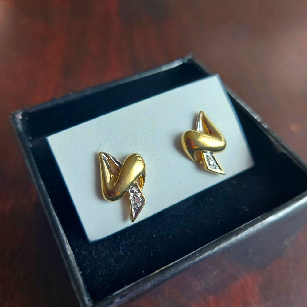 18k (750 stamped) earrings with genuine diamond